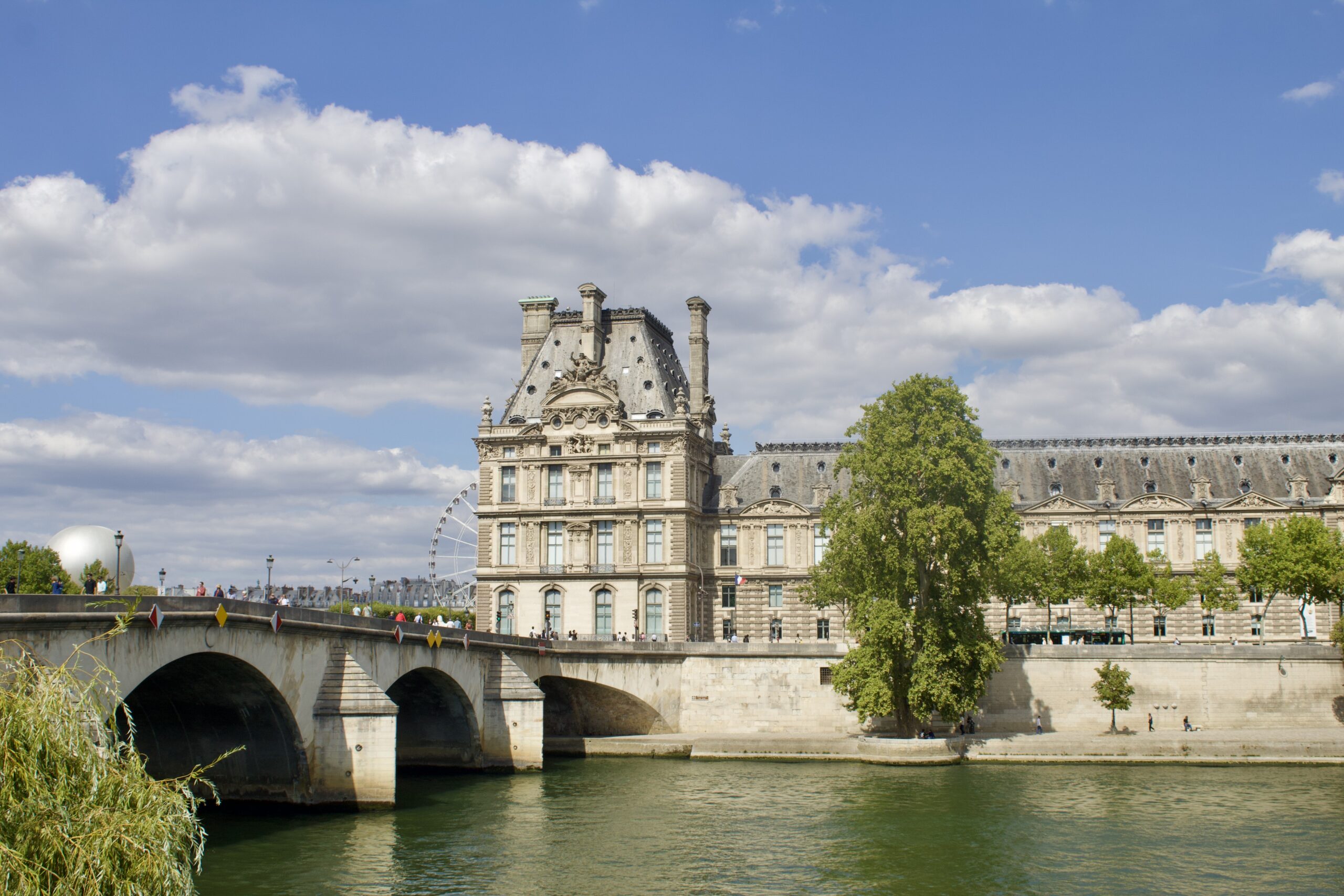 Whta makes Paris notoriously famous